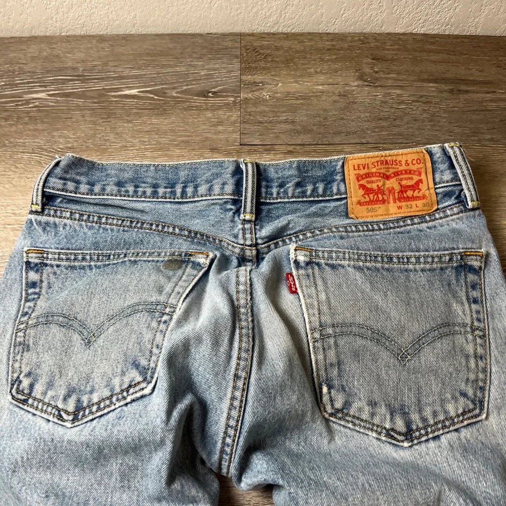 Levis 505 Regular Fit Jeans Mens 32x30 Light Wash Blue Straight Leg Distressed